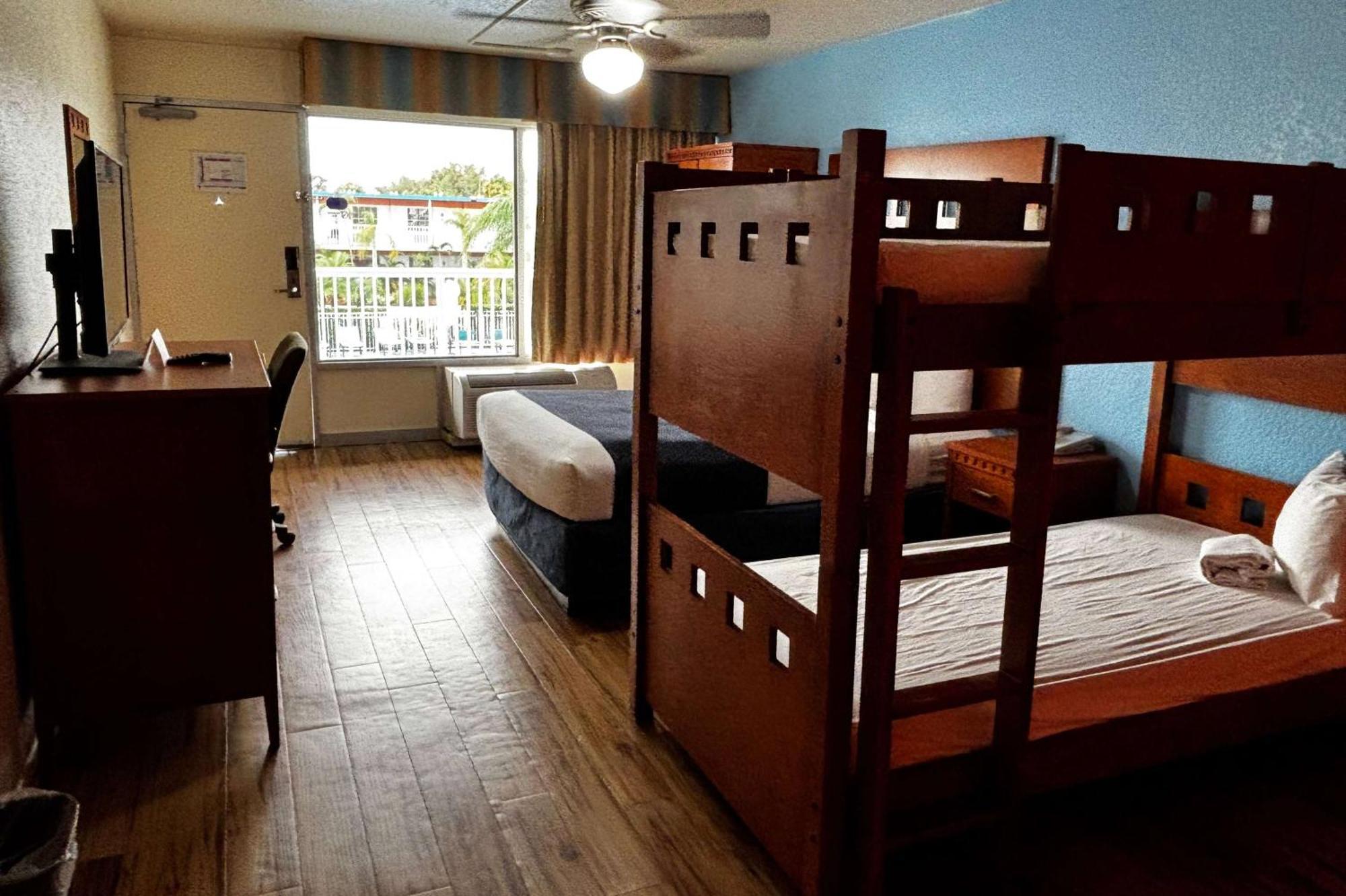 Hotel Ramada By Wyndham Flamingo Water Park Kissimmee Esterno foto