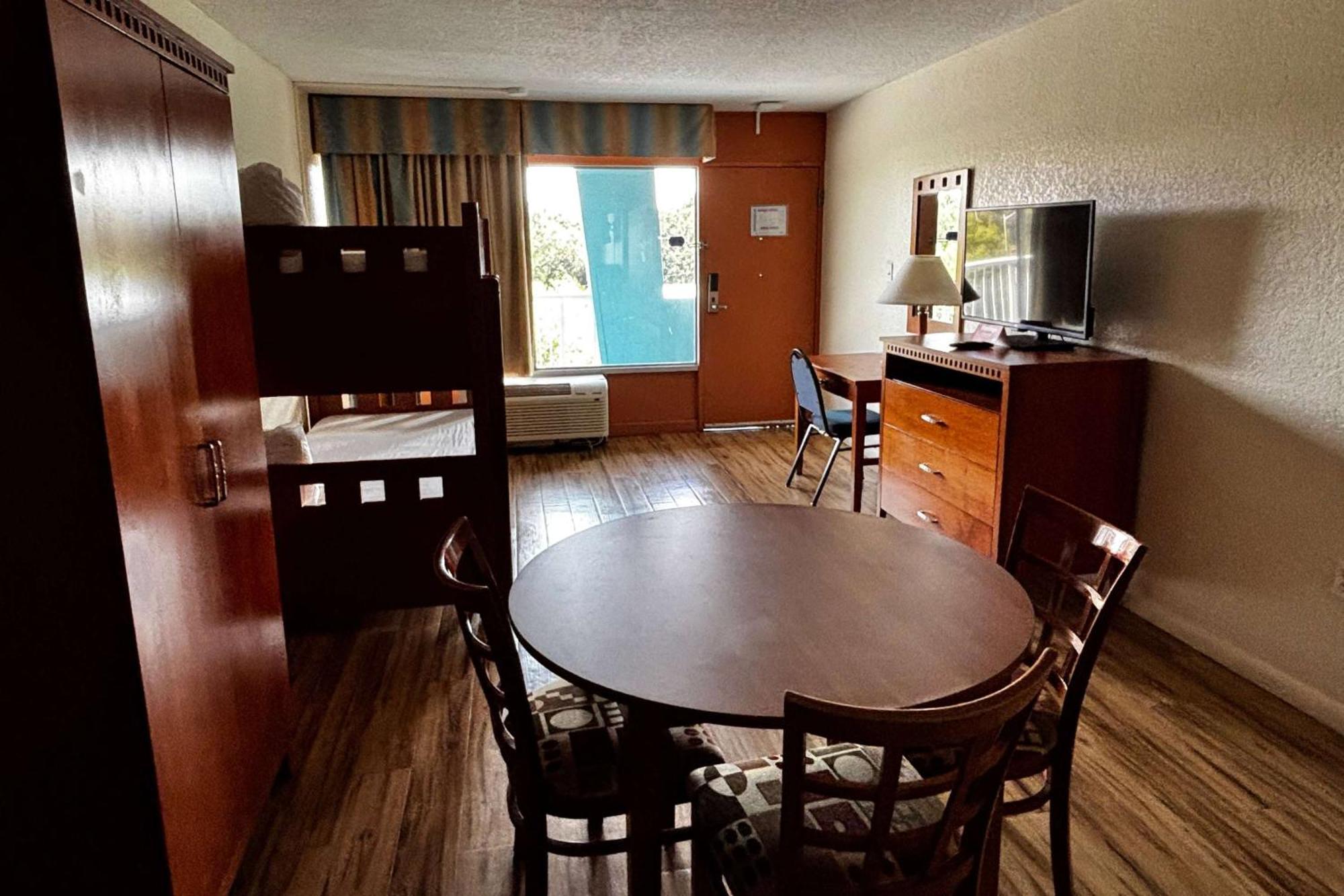 Hotel Ramada By Wyndham Flamingo Water Park Kissimmee Esterno foto